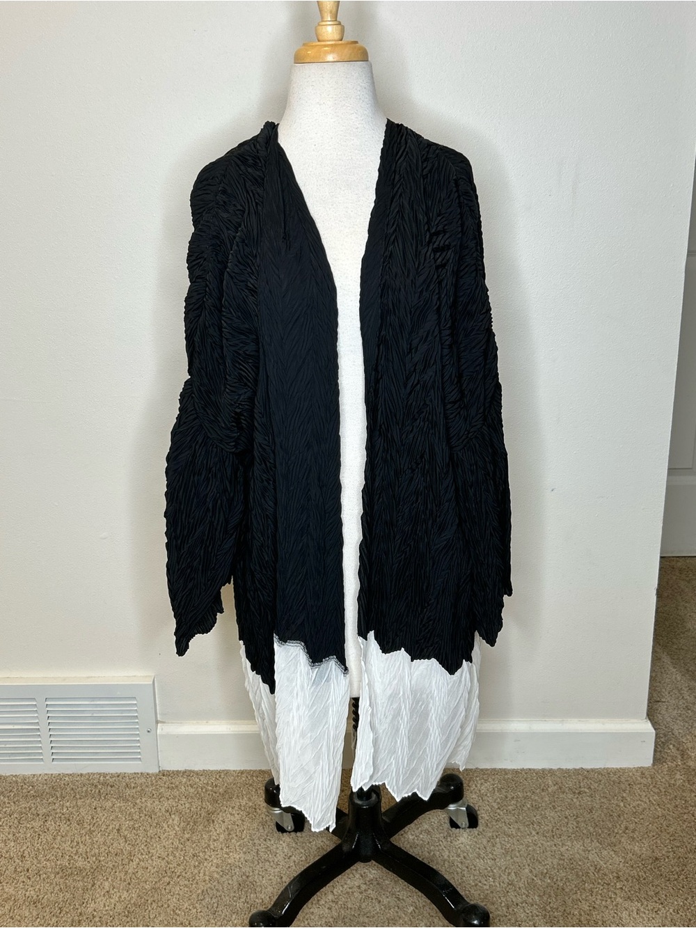 Timeless Naeem Khan Open-Front Black and White Crinkle Cardigan Size M/L
